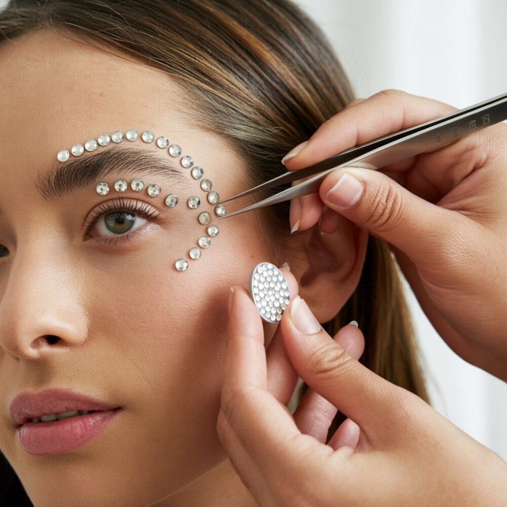 aplikacja kryształków na twarz