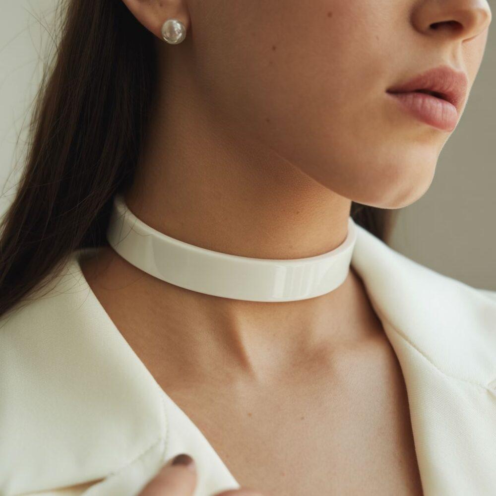 biały choker
