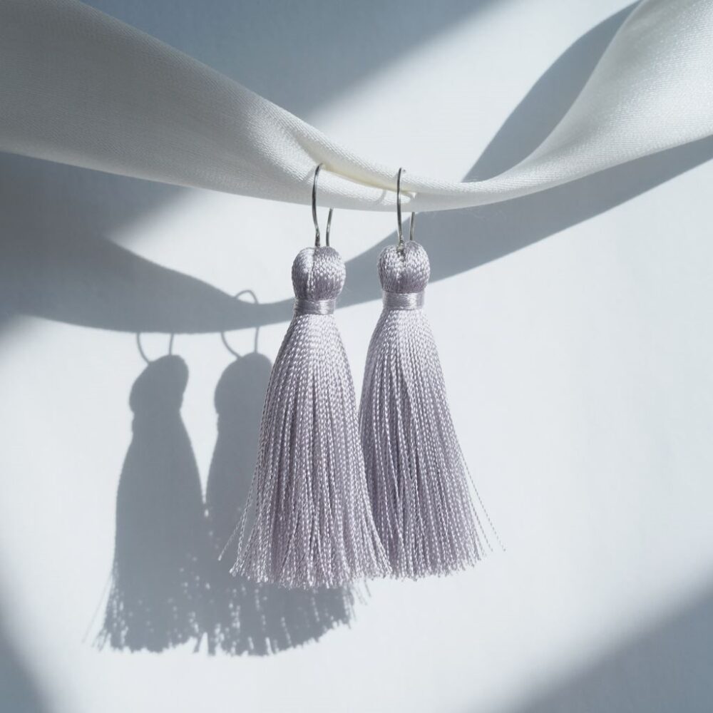 biżuteria z szarymi chwostami