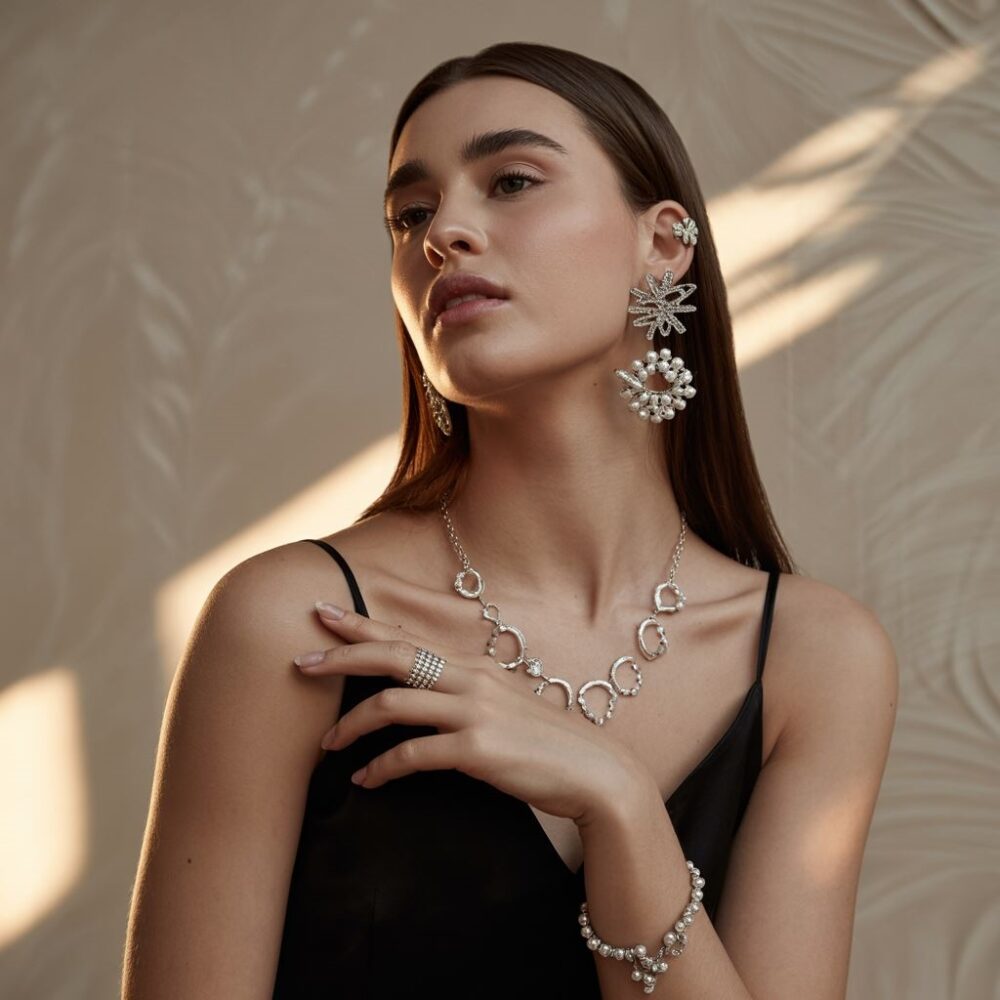 czarna sukienka z kolczykami