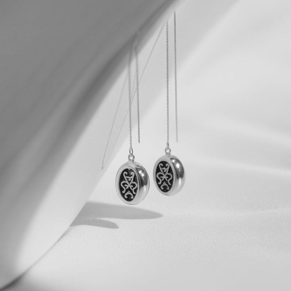 czarne kolczyki z detalami