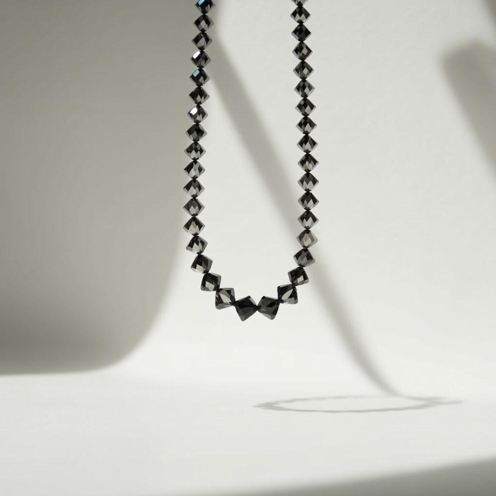 czarne kryształy z bliska