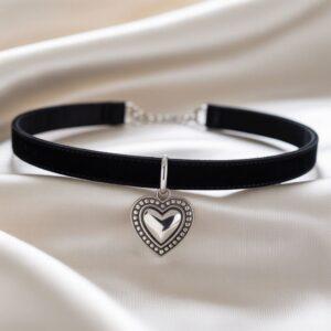 czarny choker z serduszkiem