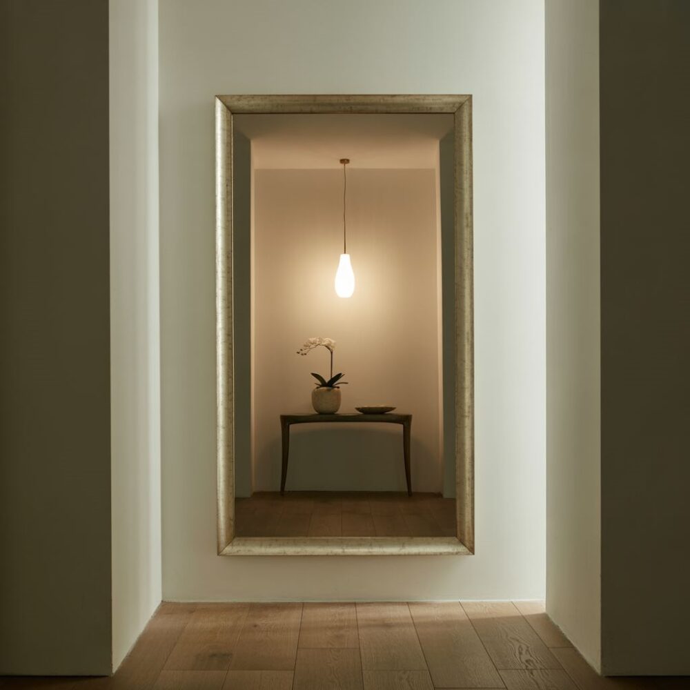 duże lustro na ścianie