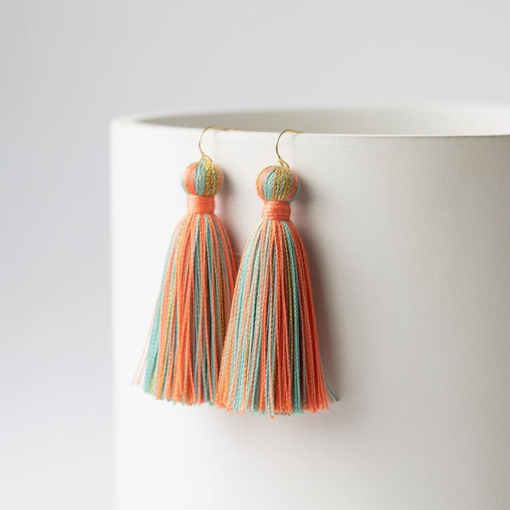 kolorowe chwosty kolczyki