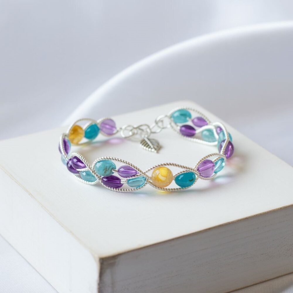 kolorowe koraliki na opasce