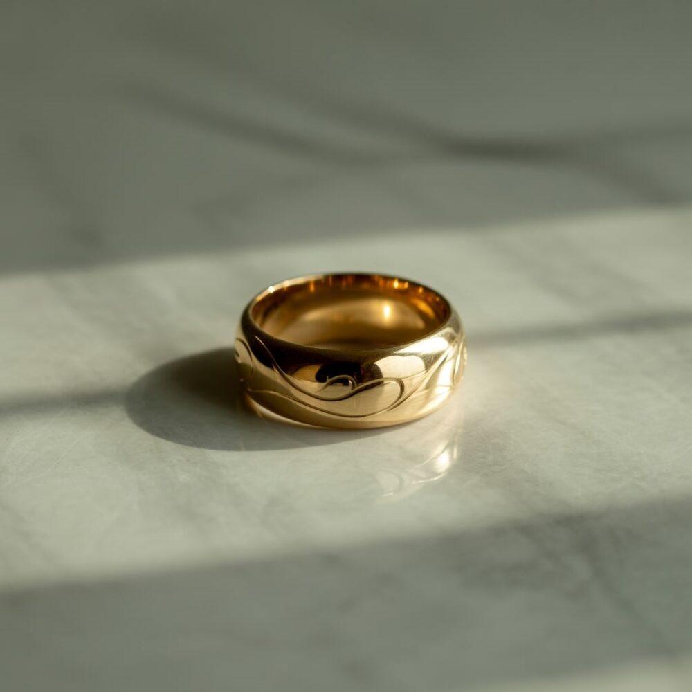 minimalistyczny złoty pierścionek