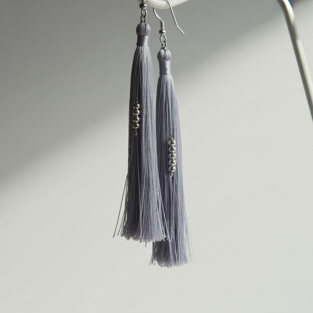 modne kolczyki z frędzlami