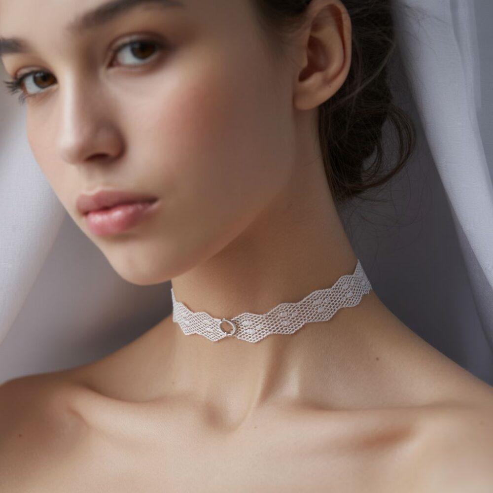 modny choker biały