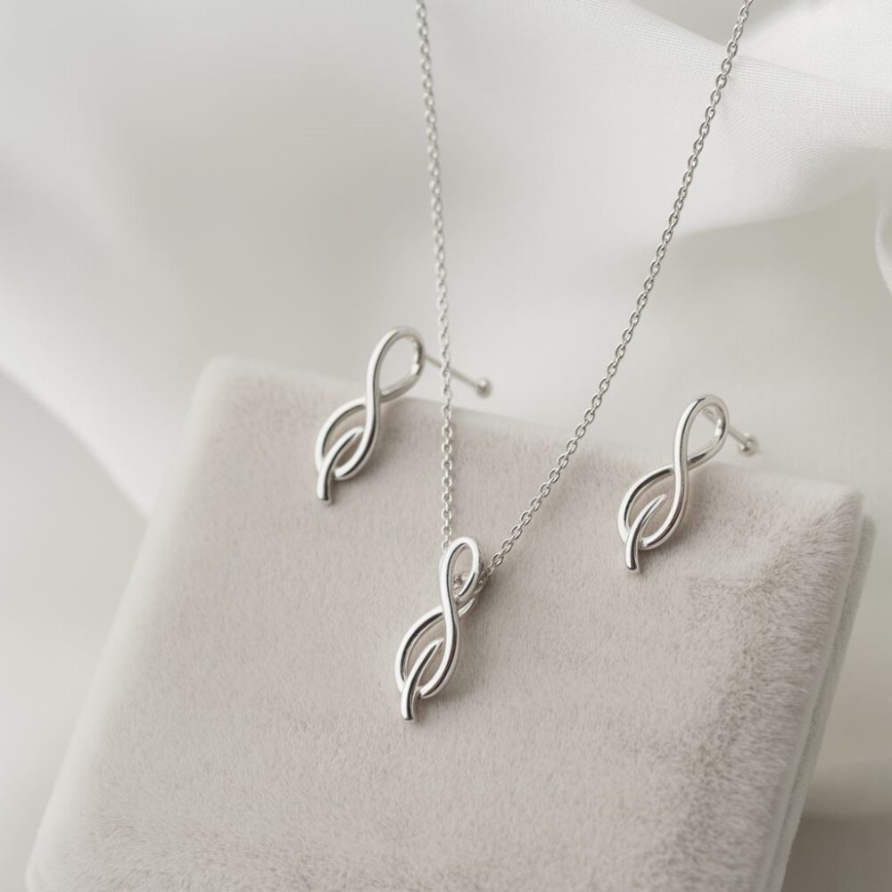 naszyjnik i kolczyki na białym tle