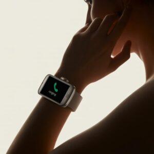 osoba rozmawiająca przez zegarek