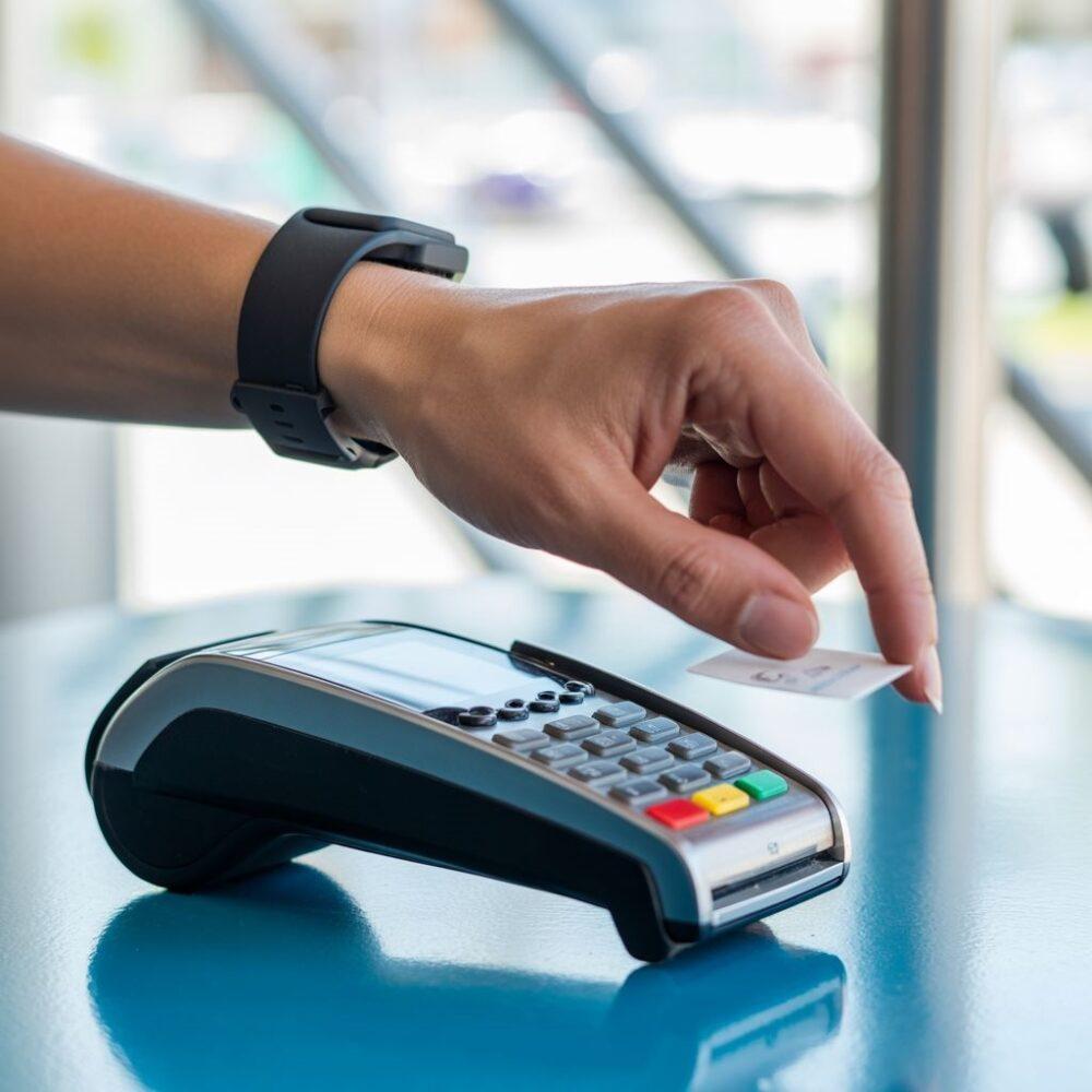 smartwatch przy terminalu płatniczym