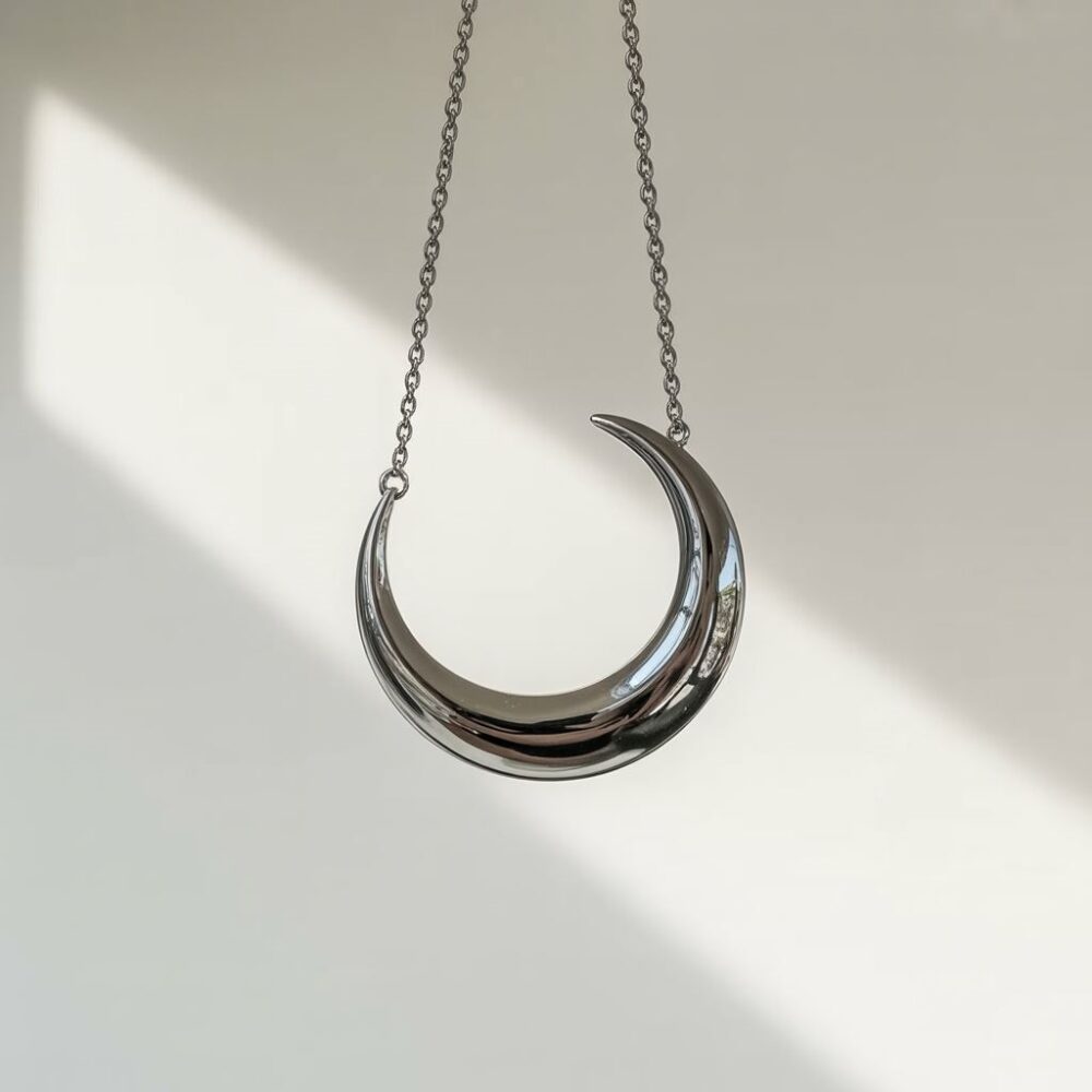 srebrny naszyjnik z zawieszką księżyca
