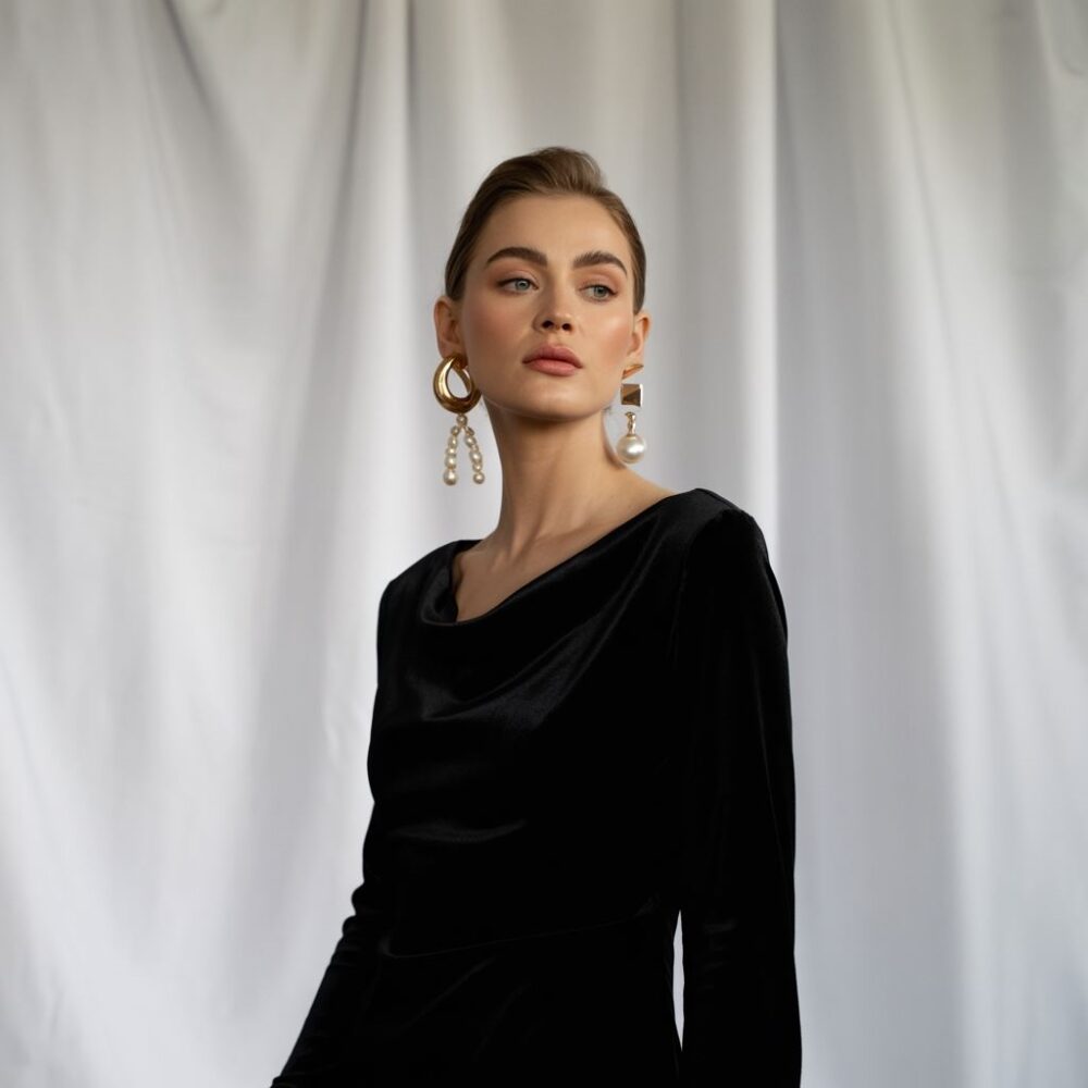 stylowe dodatki do czarnej sukienki