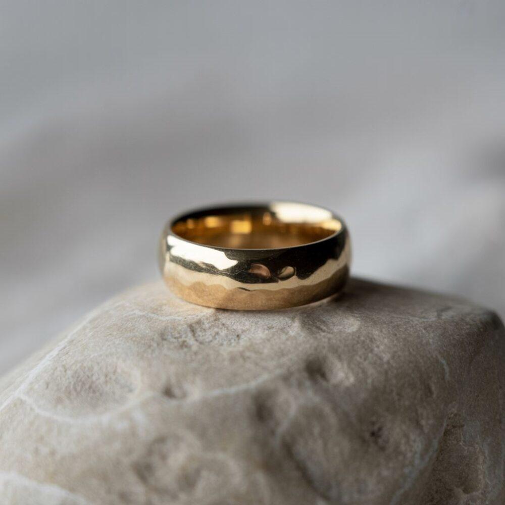 złoty szeroki pierścionek